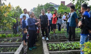 Ganjar Temui Jimmy Hantu, Bicara Mengenai Ketahanan Pangan Bakal Calon Presiden Ganjar Pranowo menjalani aktivitas dengan menyambangi Jimmy Foundation yang berada di Desa Sukamantri, Tamansari, Bogor, Kamis 12 Oktober 2023.