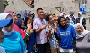 AKRAB DENGAN WARGA: Ketua DPD PAN Kota Bandung, Muhammad Rasyid Rajasa saat bersilaturahmi dengan warga RW 06 Kelurahan Palasari, Kecamatan Cibiru, Kota Bandung, Kamis 12 Oktober 2023.