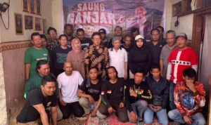 Relawan Ganjarkeun Jabar melakukan deklarasi, untuk kemenangan Ganjar Pranowo pada pemilu presiden 2024 di Jalan Cibadak Belakang, Cibadak, Astana Anyar, Kota Bandung, Rabu 18 Oktober, 