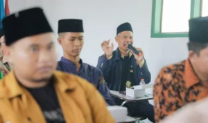 Salah satu peserta menyampaikan pertanyaan saat Halaqoh Kebangsaan Jaringan Ahlussunnah Wal Jamaah Indonesia di Kabupaten Indramayu dalam rangka mendukung pasangan Ganjar-Mahfud MD, Rabu 18 Oktober 2023.