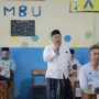 Para ulama dan kiai di Kabupaten Kuningan memeberikan dukungannya untuk pasangan Capres-Cawapres, Ganjar dan Mahfud dalam kegiatan Halaqoh Kebangsaan Jaringan Ahlussunah Wal Jamaah Indonesia di Kabupaten Kuningan, Rabu (18/10/2023).