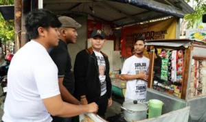 Berdayakan UMKM, Ganjar Milenial Center Berikan Suntikan Modal untuk Warung Gotong Royong Untuk memberdayakan UMKM, Ganjar Milenial Center (GMC) kembali meluncurkan program Warung Gotong Royong di Tamansari 19A, Kota Bandung, Jawa Barat, Kamis (19/10) sore.
