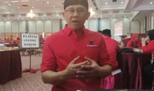 Ketua DPC PDI Perjuangan Kota Bandung Achmad Nugraha, saat memberikan penjelasan mengenai pasangan Ganjar Pranowo dan Mahfud MD di sela-sela Rapat Koordinasi Pengawalan dan Pemenangan Pemilu 2024, di Posters Hotel Bandung, Sabtu 21 Oktober 2023.