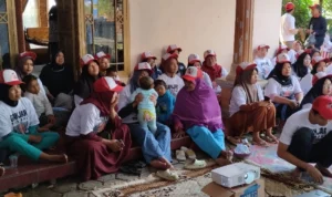 Ratusan warga tampak antusias nobar film Sayap - Sayap Patah yang digelar Komunitas Sopir Truk (KST) seraya menyosialisasikan sosok Ganjar Pranowo, di Kampung Koang, RT 03, RW 04, Desa Binakarya, Kecamatan Banyuresmi, Kabupaten Garut, Minggu 22 Oktober 2023.