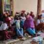Ratusan warga tampak antusias nobar film Sayap - Sayap Patah yang digelar Komunitas Sopir Truk (KST) seraya menyosialisasikan sosok Ganjar Pranowo, di Kampung Koang, RT 03, RW 04, Desa Binakarya, Kecamatan Banyuresmi, Kabupaten Garut, Minggu 22 Oktober 2023.