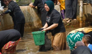 Ganjar Muda Padjajaran (GMP) menggelar Hajat Lembur untuk mempererat silaturahmi bersama warga di Kabupaten Garut.