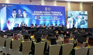 Prosesi Wisuda periode III Universitas Jenderal Achmad Yani (Unjani) menghiasi doa bersama untuk warga Palestina yang menjadi korban penyerangan Tentara Israel di Ballroom Hotel Harris, Festival Citylink, Rabu 25 Oktober 2023.