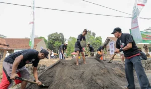 Masyarakat Ciamis menyampaikan rasa bahagianya karena dibuatkan lapangan serbaguna oleh Petani Tebu Bersatu (Petebu) dukung Ganjar Pranowo.