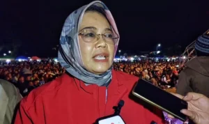 Kader PDIP sekaligus Perwakilan Kelompok Relawan Sajajar Ida Nurlaela Wiradinata mengapresiasi pagelaran wayang golek "Kang Ganjar" di Lapangan Sukaraja, Dusun Burung Gendis 2, Desa Sindangkasih, Sindangkasih, Ciamis, Rabu 25 Oktober 2023 malam.