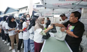 Ribuan buruh di Subang menyerbu Bazar Murah "Warung Ganjaran" ala Ganjaran Buruh Berjuang (GBB), Jumat 27 Oktober 2023.