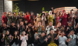 Anggota DPR RI Mayjen TNI (p) TB Hasanuddin saat menghadiri pementasan Sandiwara Sunda Miss Tjitjih roadshow Sumedang di Grha Asri Sumedang, Sabtu 28 Oktober 2023 malam.