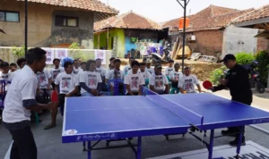Warga Kuningan tepatnya di Desa Cijoho, RT 19/03, Cijoho, tampak antusias bermain tenis meja setelah dilakukan revitalisasi fasilitas olahraga oleh Sukarelawan Kajol Indonesia yang mendukung Ganjar Pranowo.