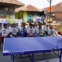 Warga Kuningan tepatnya di Desa Cijoho, RT 19/03, Cijoho, tampak antusias bermain tenis meja setelah dilakukan revitalisasi fasilitas olahraga oleh Sukarelawan Kajol Indonesia yang mendukung Ganjar Pranowo.