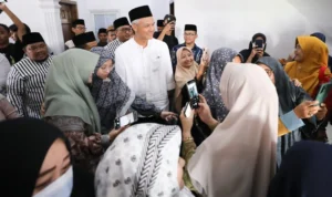 Ganjar Pranowo mendapatkan doa dari pimpinan Ponpes se-Cianjur kala melakukan silaturahmi di Ponpes Al-Ittihad Cianjur, Rabu 5 Oktober 2023.