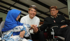 Mantan Gunbernur Jabar, Letjen TNI (Purn) Solihin GP menjadikan Ganjar Pranowo sebagai anak angkat usai bersilaturahmi di kediamannya di Bandung, Rabu (4/10).