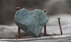 5 Cara Melembutkan Hati yang Keras Seperti Batu