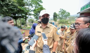 LAYANI WAWANCARA: Sekretaris Daerah Kota Bandung Ema Sumarna saat memberikan penjelasan mengenai keinginan perpanjangan masa darurat sampah.