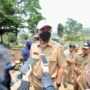 LAYANI WAWANCARA: Sekretaris Daerah Kota Bandung Ema Sumarna saat memberikan penjelasan mengenai keinginan perpanjangan masa darurat sampah.