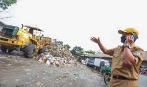 DARURAT SAMPAH: Sekretaris Daerah Kota Bandung Ema Sumarna, saat meninjau langsung tumpukan sampah di Tempat Pembuangan Sampah Sementara (TPS) Pasar Ciwastra Kota Bandung, beberapa pekan lalu.