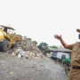 DARURAT SAMPAH: Sekretaris Daerah Kota Bandung Ema Sumarna, saat meninjau langsung tumpukan sampah di Tempat Pembuangan Sampah Sementara (TPS) Pasar Ciwastra Kota Bandung, beberapa pekan lalu.