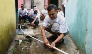 Sukarelawan Ganjar Sejati bergotong royong bantu membangun instalasi pipa untuk mengaliri air bersih bagi warga Kampung Bojongkokosan, Kabupaten Sukabumi, Jumat (6/10).