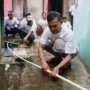 Sukarelawan Ganjar Sejati bergotong royong bantu membangun instalasi pipa untuk mengaliri air bersih bagi warga Kampung Bojongkokosan, Kabupaten Sukabumi, Jumat (6/10).