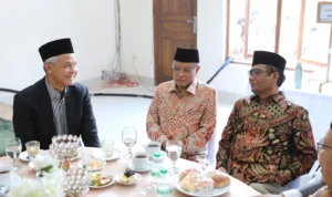 Ganjar Pranowo, Mahfud MD dan Mantan Ketum PBNU Said Aqil Siroj, tampak akrab satu meja dalam pernikahan ngunduh mantu dari Putra Mustofa Aqil Siroj di Ponpes Khas Kempek, Jl. Tunggal Pegagan, Cirebon, Minggu 8 Oktober 2023.