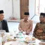 Ganjar Pranowo, Mahfud MD dan Mantan Ketum PBNU Said Aqil Siroj, tampak akrab satu meja dalam pernikahan ngunduh mantu dari Putra Mustofa Aqil Siroj di Ponpes Khas Kempek, Jl. Tunggal Pegagan, Cirebon, Minggu 8 Oktober 2023.