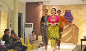 Trunk Show Rukmasara, Batik Danar Hadi Gandeng Desainer Agam Riadi Luncurkan 3 Motif Baru