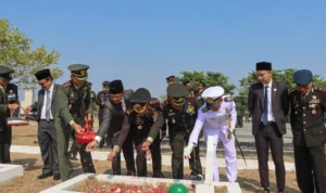 Kapolresta Cirebon Hadiri Upacara Ziarah Nasional Peringatan Hari TNI ke-78 di TMP Cakrabuana Kapolresta Cirebon Hadiri Upacara Ziarah Nasional Peringatan Hari TNI ke-78 di TMP Cakrabuana