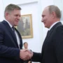 Robert Fico, Pemenang Pemilu di Slovakia, dan Kedekatannya dengan Putin: Diplomasi atau Kontroversi? Mantan Perdana Menteri Slovakia, Robert Fico, meraih kemenangan dalam pemilihan umum akhir pekan lalu, memunculkan pertanyaan seputar hubungannya dengan Presiden Rusia