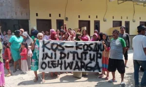 Viral! Video Emak-Emak Segel Indekos di Indramayu