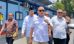 Iwan Bule Kunjungi Pabrik Rotan di Cirebon, Lihat Potensi Pasar Mancanegara