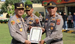 Kapolresta Cirebon Berikan Penghargaan kepada Tiga Kapolsek yang Meraih Kinerja Terbaik