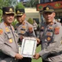 Kapolresta Cirebon Berikan Penghargaan kepada Tiga Kapolsek yang Meraih Kinerja Terbaik
