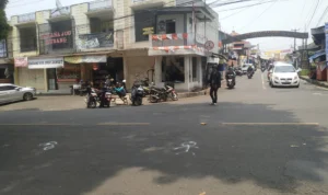 Terekam CCTV, Pengendara Mobil Tabrak Motor di Sukabumi