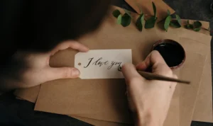 Ilustrasi Ide Long Text buat Crush yang sulit digapai "Happy Boyfriend Day" Meski Belum Resmi Jadi Pacar/ Pexels/ cottonbro studio