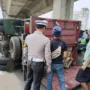 Hindari Tabrakan, Truk Bermuatan Air Minum Kemasan Terguling di Jalan Sholis Bogor