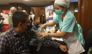 Prudential Indonesia dan Melinda Hospital Kampanyekan Hidup Sehat bagi Masyarakat Bandung Seorang petugas kesehatan melakukan pemeriksaan kesehatan peserta seminar kesehatan yang dilaksanakan oleh Prudential Indonesia dan Melinda Hospital di di El Royale Hotel, Jalan Merdeka, Kota Bandung, Senin 13 November 2023 malam.
