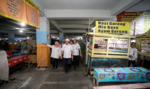 140 PKL Bakal Huni Basemen Alun-alun Kota Bandung Pemerintah Kota (Pemkot) Bandung saat meninjau basemen Alun-alun Kota Bandung (1/11).
