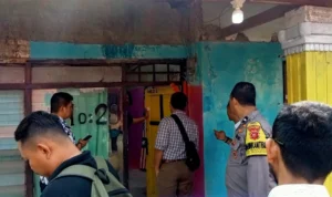 Polisi mengamankan pelaku di kediamannya di Desa Sutawinangun, Kecamatan Kedawung, Kabupaten Cirebon (16/11).