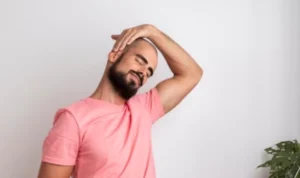 ILUSTRASI Gerakan ringan yang bisa mengurangi sakit kepala. (freepik)