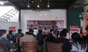 Sukarelawan Ganjartivity saat mengadakan diskusi bersama kaum milenial dan Gen Z di Angkringan Haji Liberty, Gedebage Selatan, Kota Bandung, Jumat 10 November 2023.