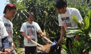 Aksi bakti sosial Pemuda Mahasiswa Nusantara (PMN) dengan membuat tempat penampungan sampah sementara di Cipadung, Cibiru, Kota Bandung, Jawa Barat, Kamis (2/11).