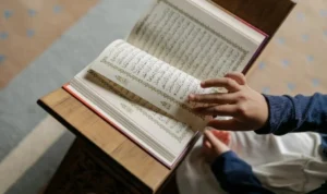 Ketiban Rejeki Nomplok Gara-gara Surat Al Waqiah, Begini Caranya ILUSTRASI membaca surat Al Waqiah untuk mendatangkan rejeki. (pexels)