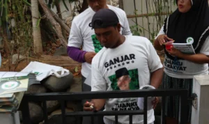 Santri Dukung Ganjar Bantu Renovasi Masjid di Garut Sukarelawan Ganjar Pranowo yang tergabung dalam kelompok Santri Dukung Ganjar (SDG) memberikan sejumlah bantuan material untuk renovasi masjid yang berada di Garut, Jawa Barat, Kamis 9 November 2023.