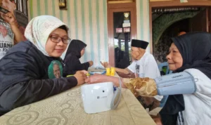Warga Bogor Terima Cek Kesehatan dan Vitamin Gratis dari Kowarteg Dukung Ganjar Warga Kabupaten Bogor menerima cek kesehatan dan vitamin gratis dari Komunitas Warung Tegal (Kowarteg) yang mendukung Ganjar Pranowo tepatnya di Kampung Ranji RT.003/RW.006 Gg. Vulkanin, Desa Teluk Pinang, Ciawi, baru-baru ini.