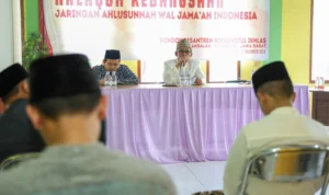 Ulama Jaringan Ahlussunah Wal Jamaah Indonesia menyatakan dukungan terhadap Ganjar – Mahfud saat Halaqah Kebangsaan di Ponpes Riyadhotul Ikhlas, Kampung Cikareo RT 002/007, Desa Parakansalak, Prakansalak, Sukabumi, Minggu 12 November 2023.