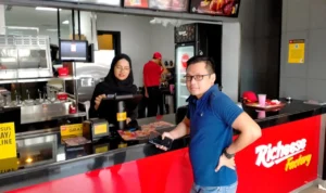 Ternyata restoran cepat saji Richeese Factory buka dari luar negeri. Kenyataannya tempat makan berasal dari Bandung dibawah Nabati group