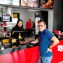 Ternyata restoran cepat saji Richeese Factory buka dari luar negeri. Kenyataannya tempat makan berasal dari Bandung dibawah Nabati group